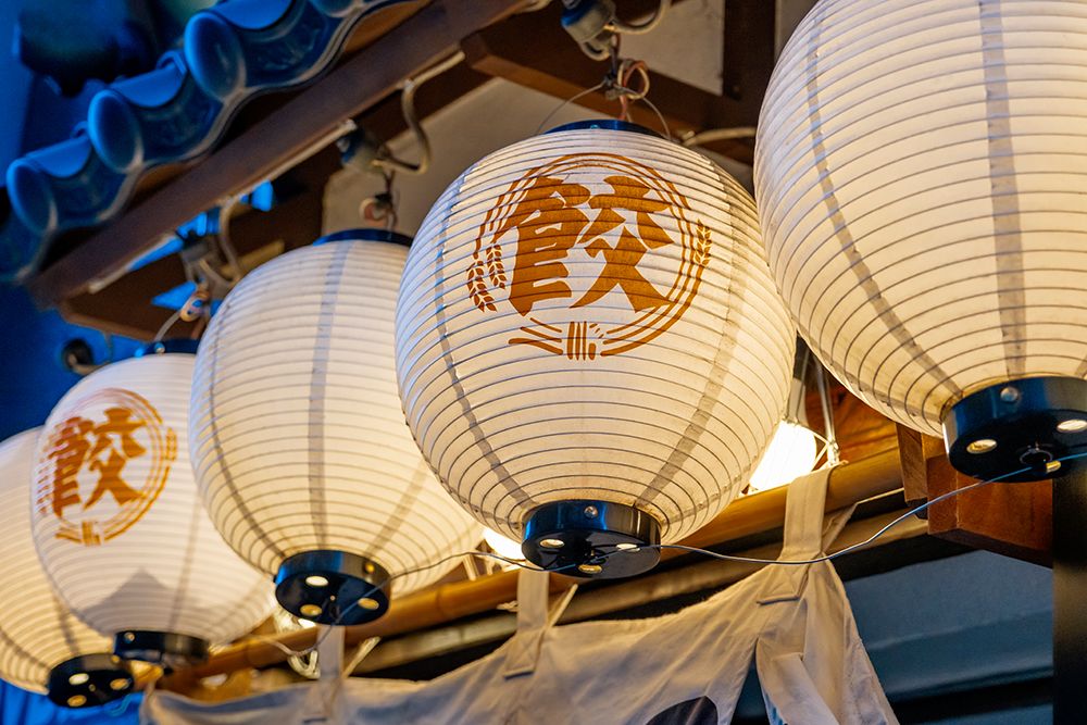 Paper Japanese lanterns over a restaurants doorway, Tokyo, Japan